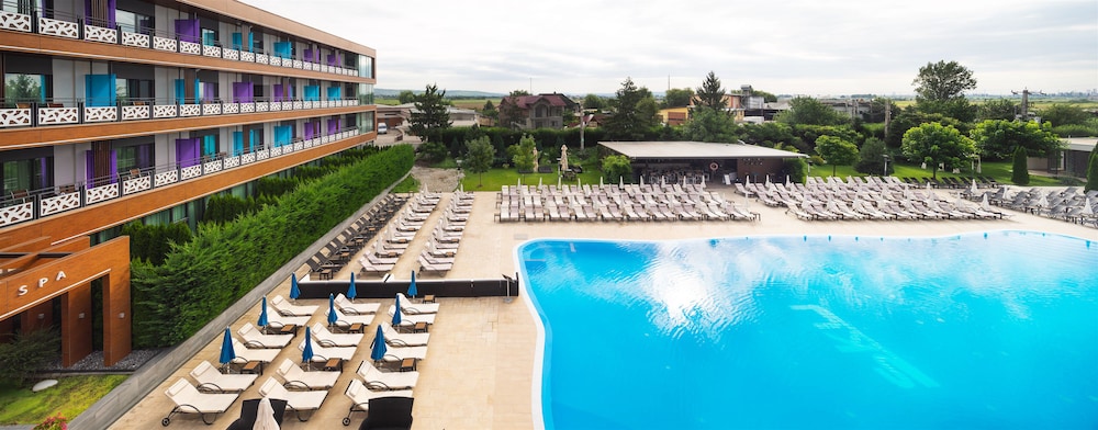 Sky Blue Hotel Spa 3/55