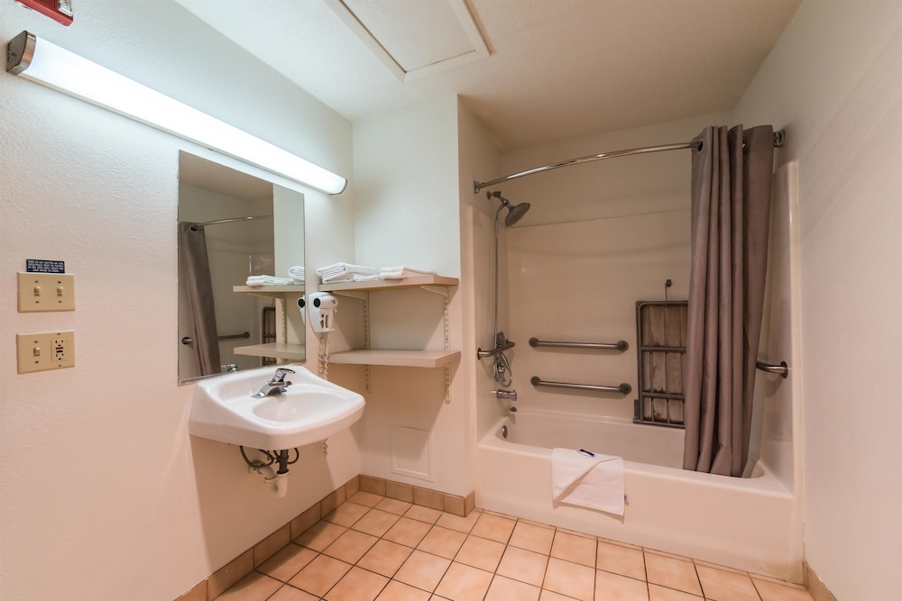 Quality Inn & Suites Junction, TX 14/30
