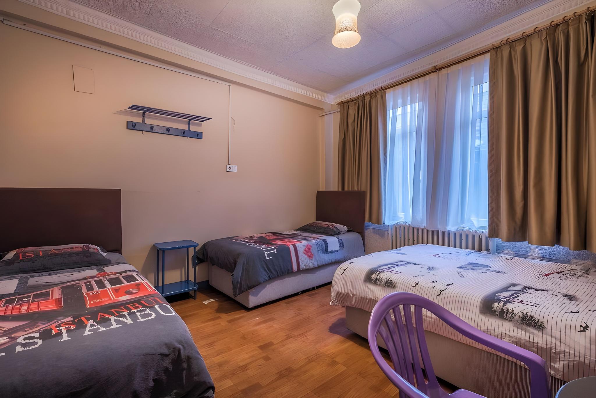 غرفة اقتصادية رباعية بـ4 غرف نوم بحمام مشترك