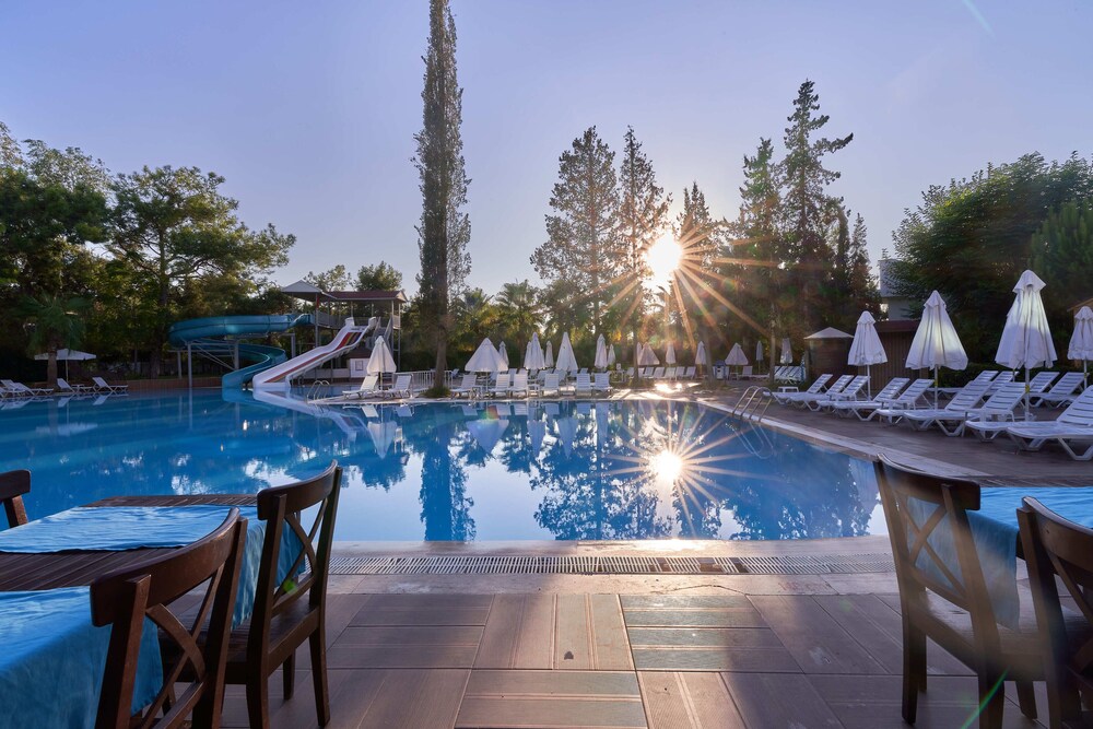 Berry Blue Hotel 70/95