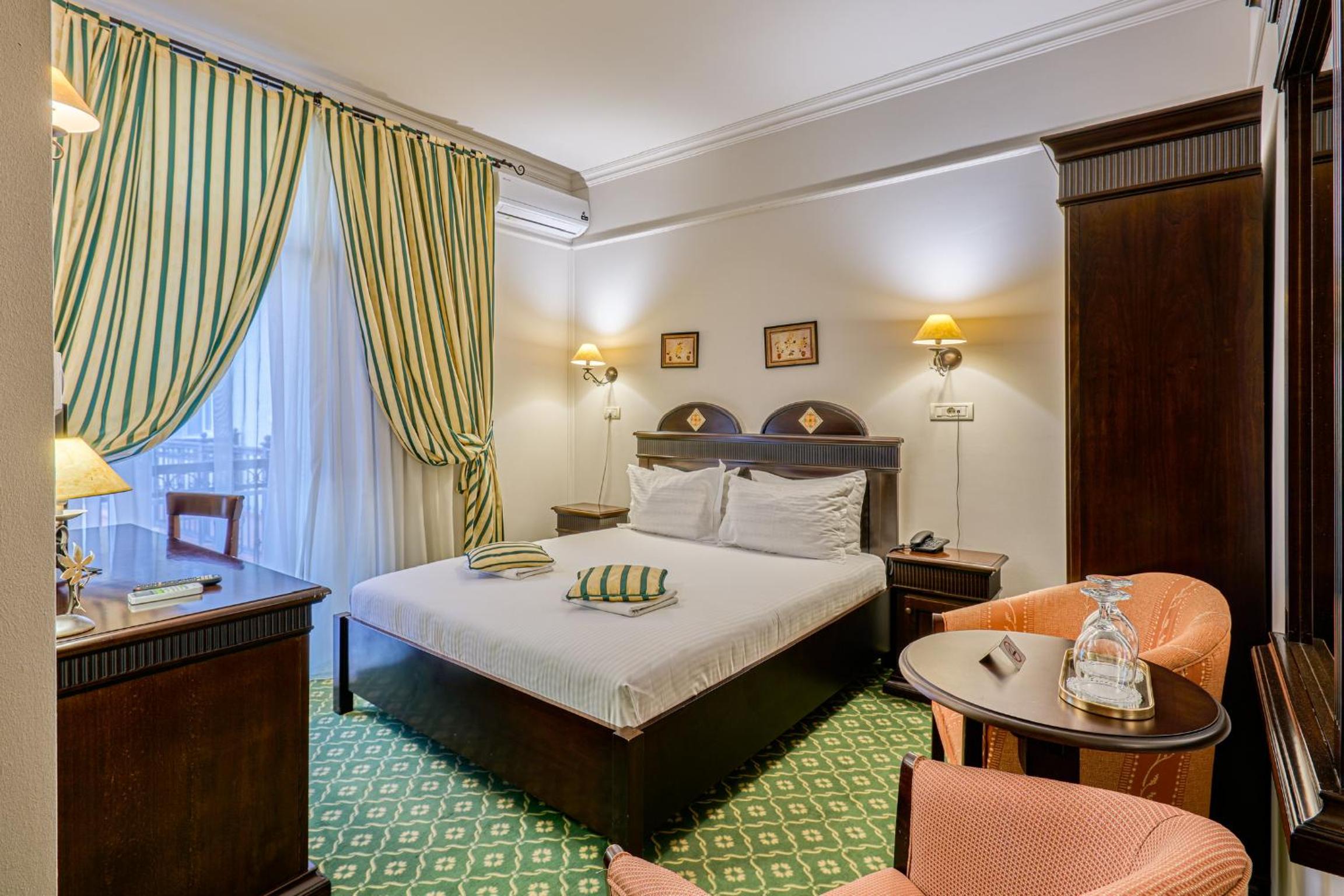 Superior, Queen Bed