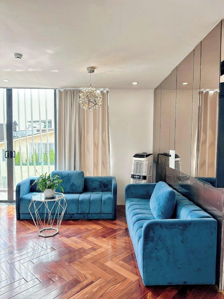 Len's Hotel 26/50
