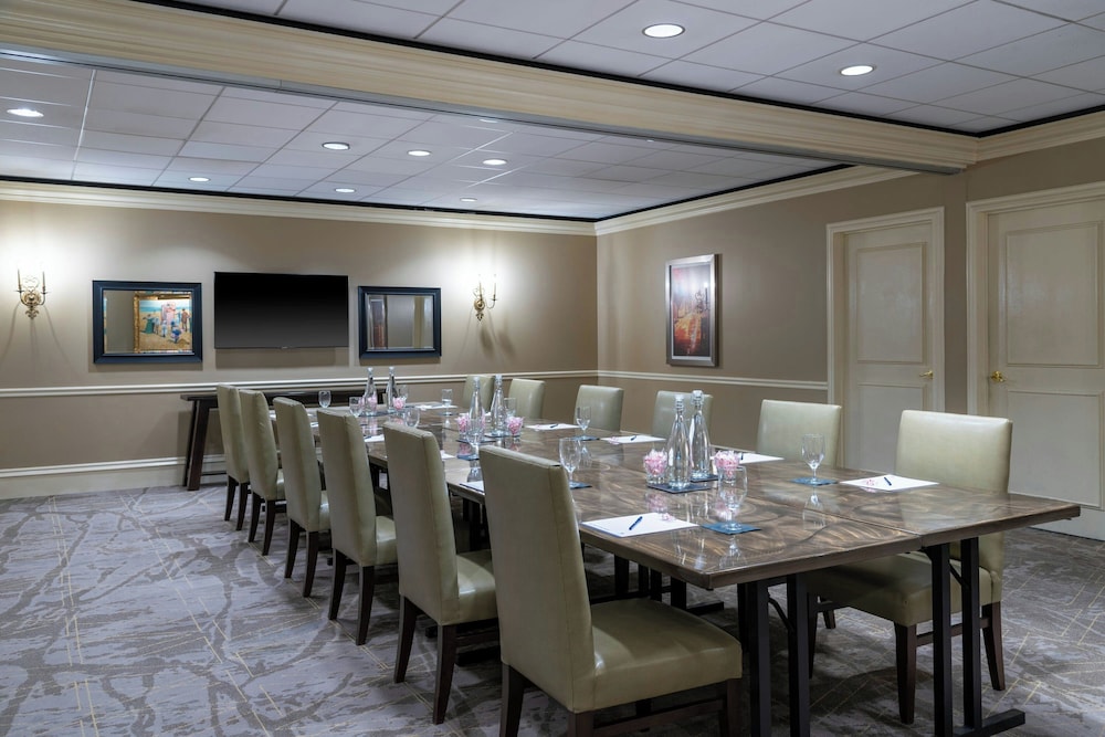 The Capital Suites Hotel 44/60
