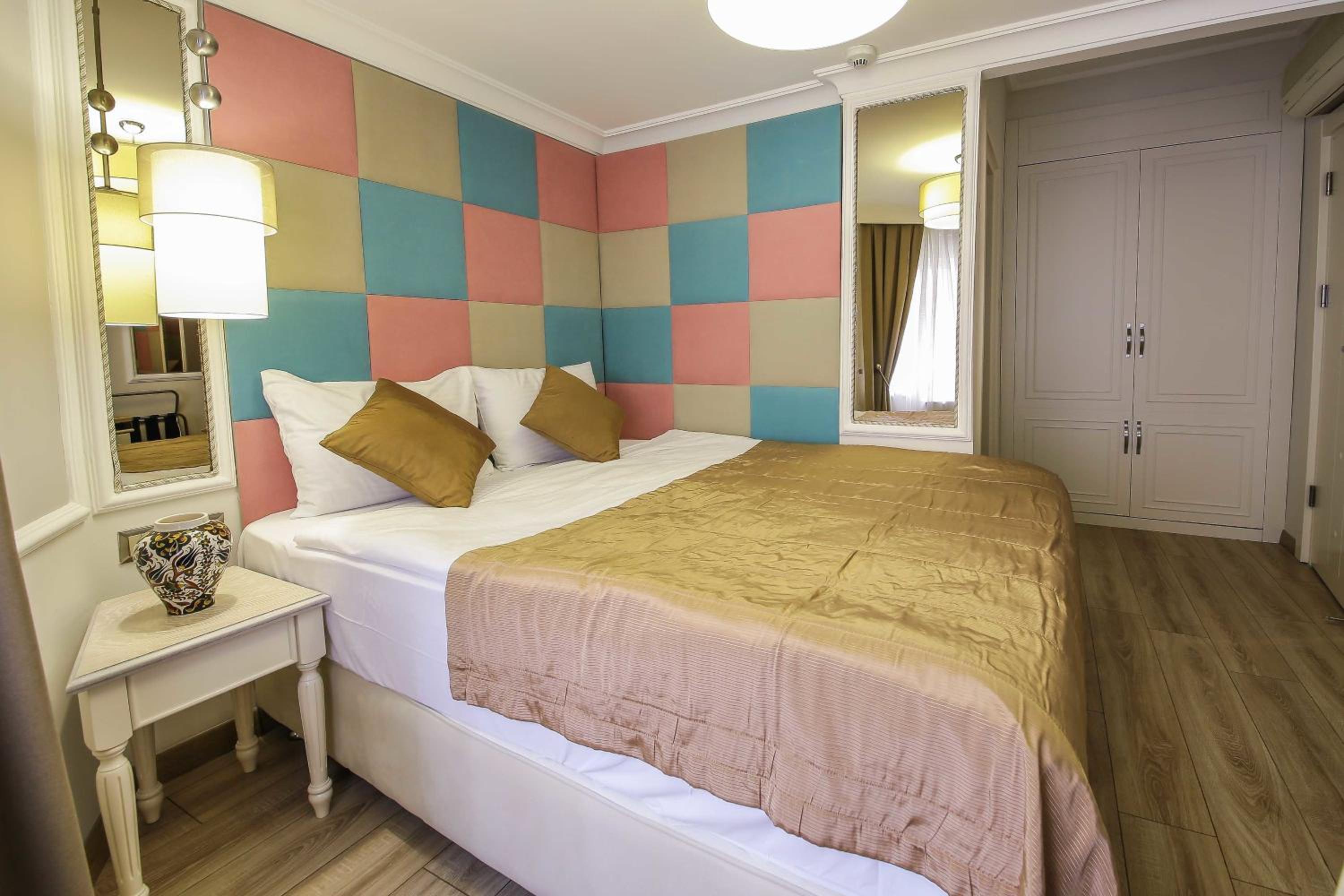 Room, Queen Bed