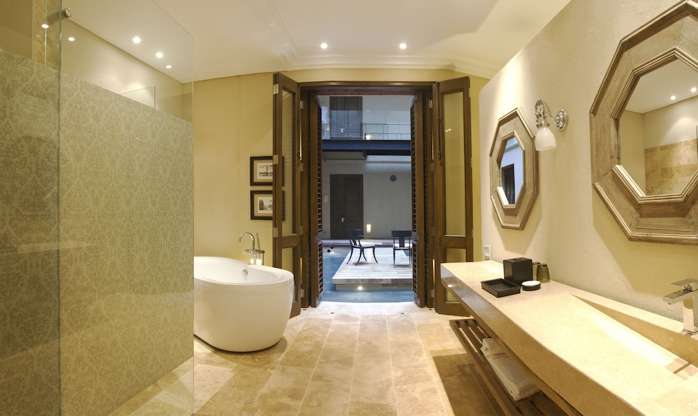 Bastion Luxury Hotel 57/75