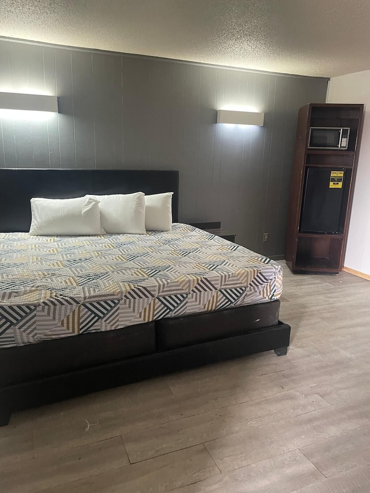 Sands Motel 8/24