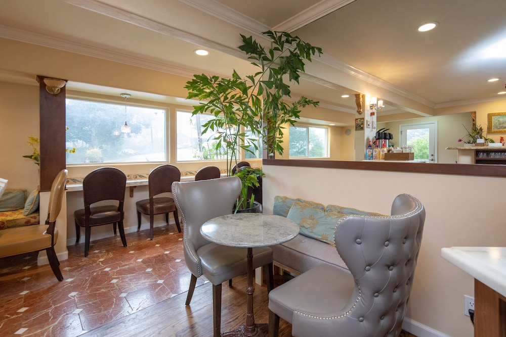 Vendange Carmel Inn and Suites 48/55