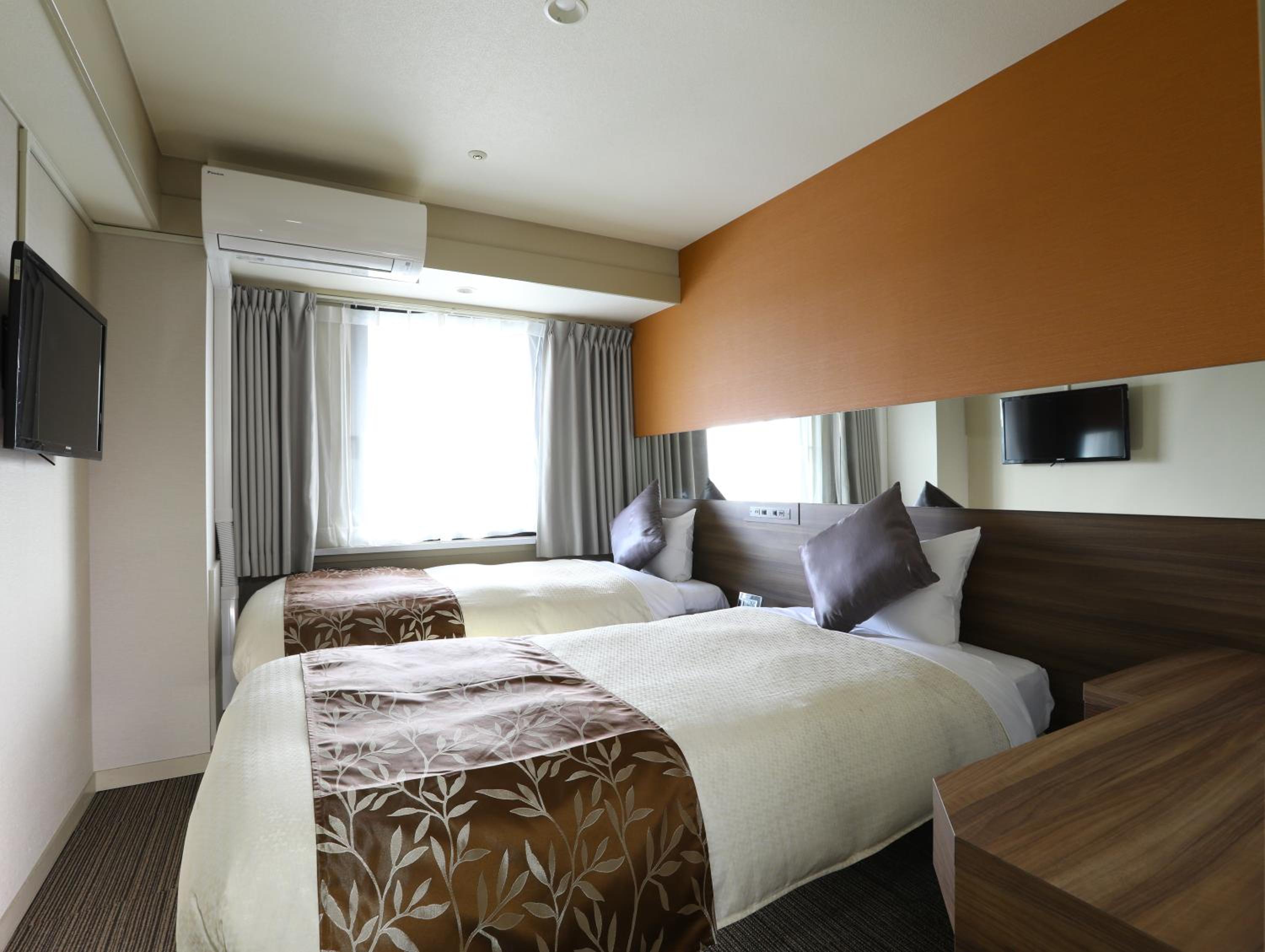COMPACT, TWIN BEDS, SMOKING