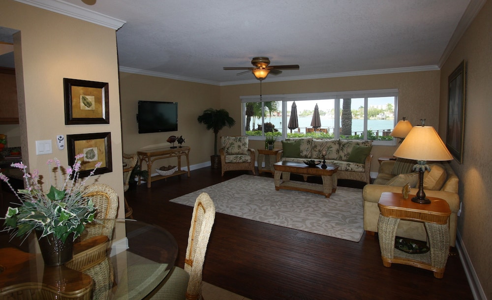 Westwinds Waterfront Resort 19/34