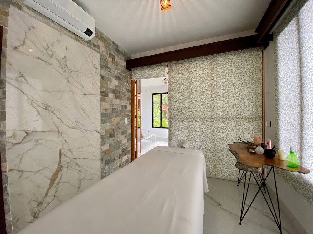 Paradise Hot Springs Thermal Resort 4/62