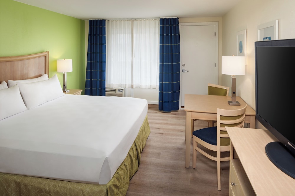Surfside Hotel and Suites 17/57