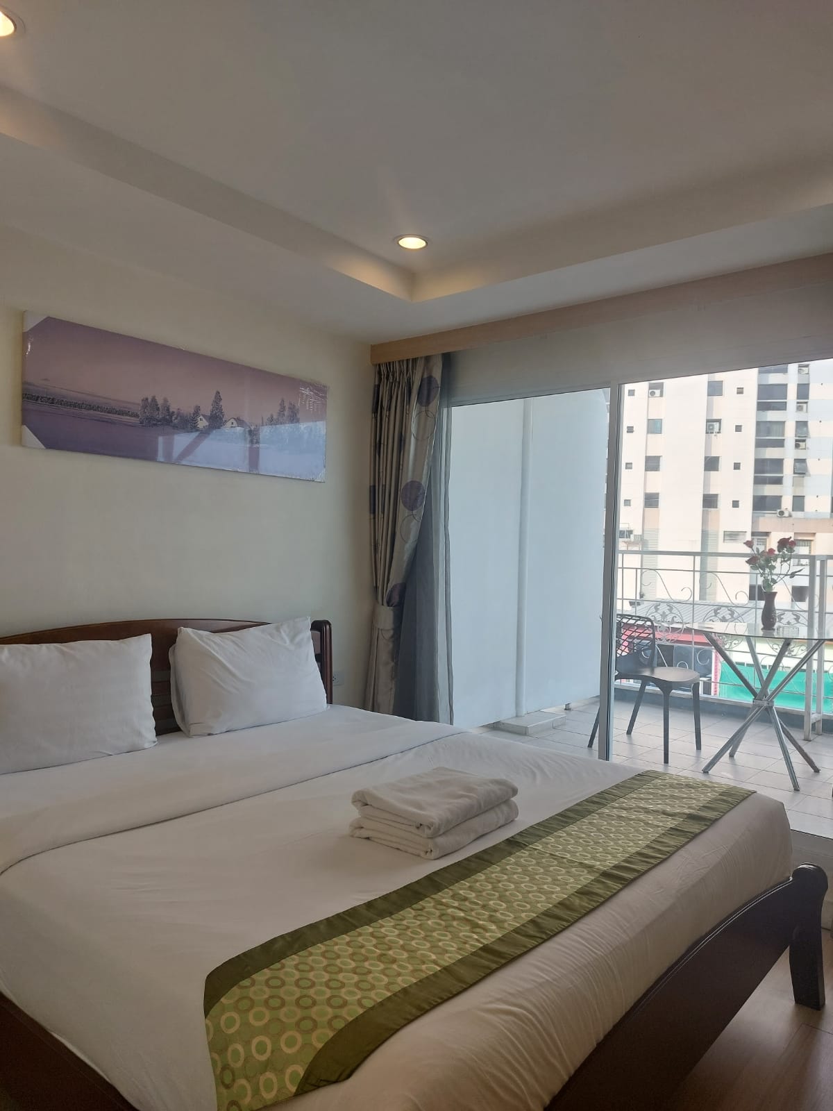 غرفة بسرير كينج بشرفة، V Check Inn Sukhumvit 22 3/5