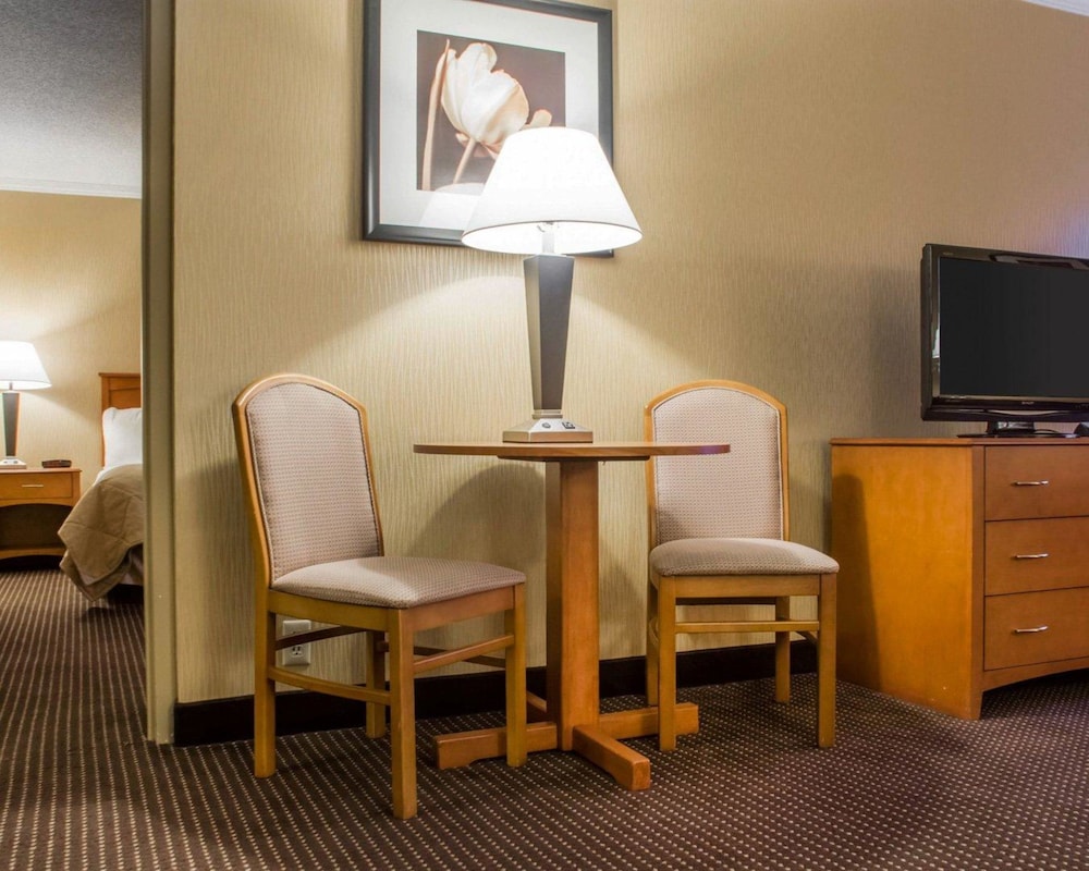 Clarion Hotel & Suites Riverfront Oswego 29/35
