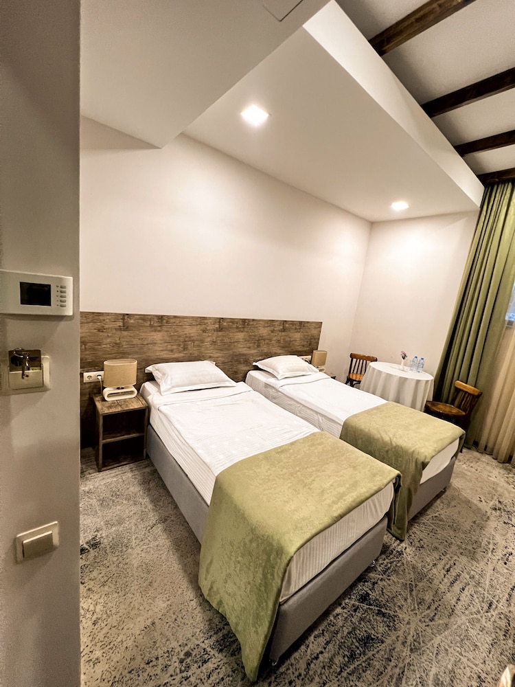 ECONOMY, TWIN BEDS