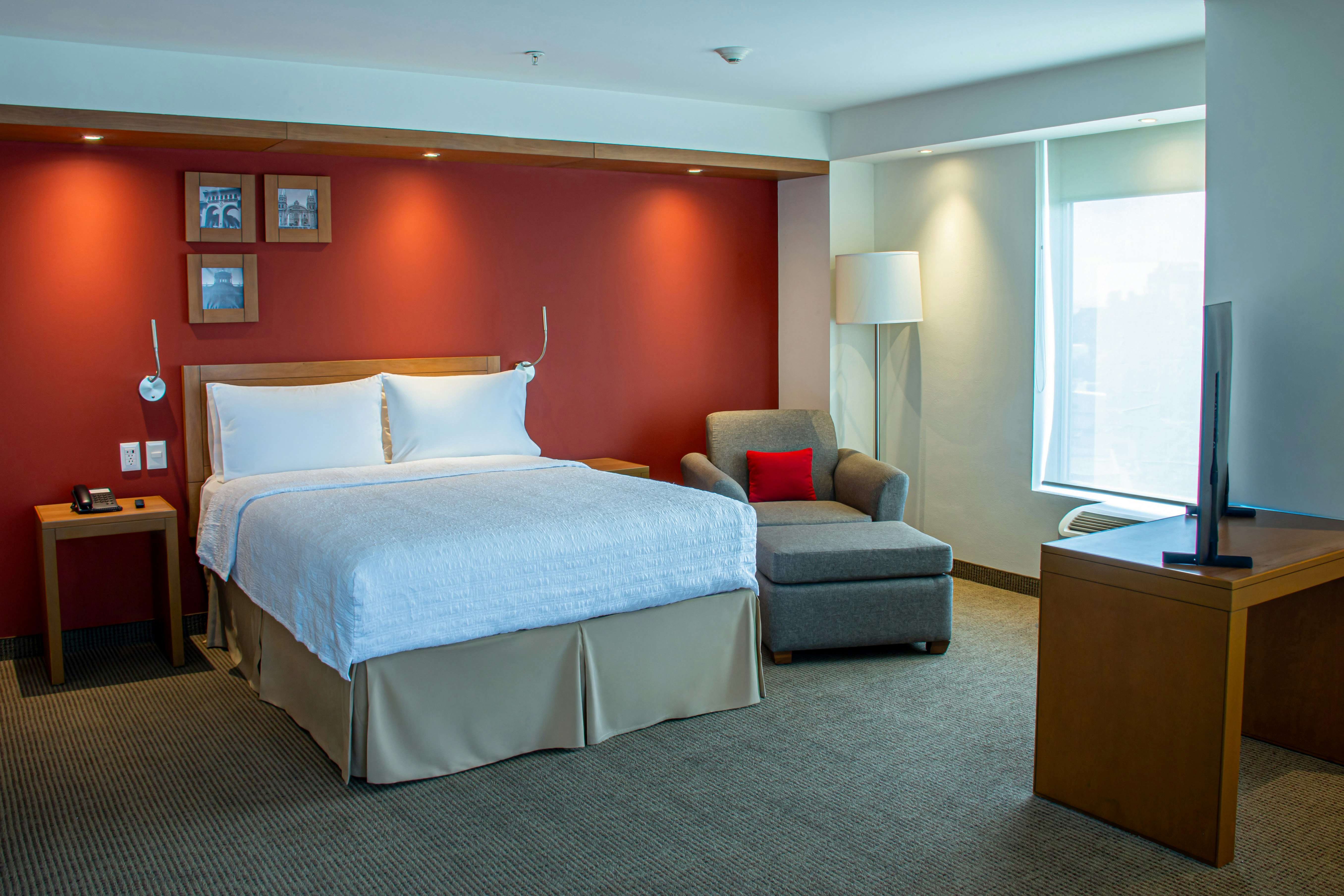 JUNIOR SUITE, QUEEN BED
