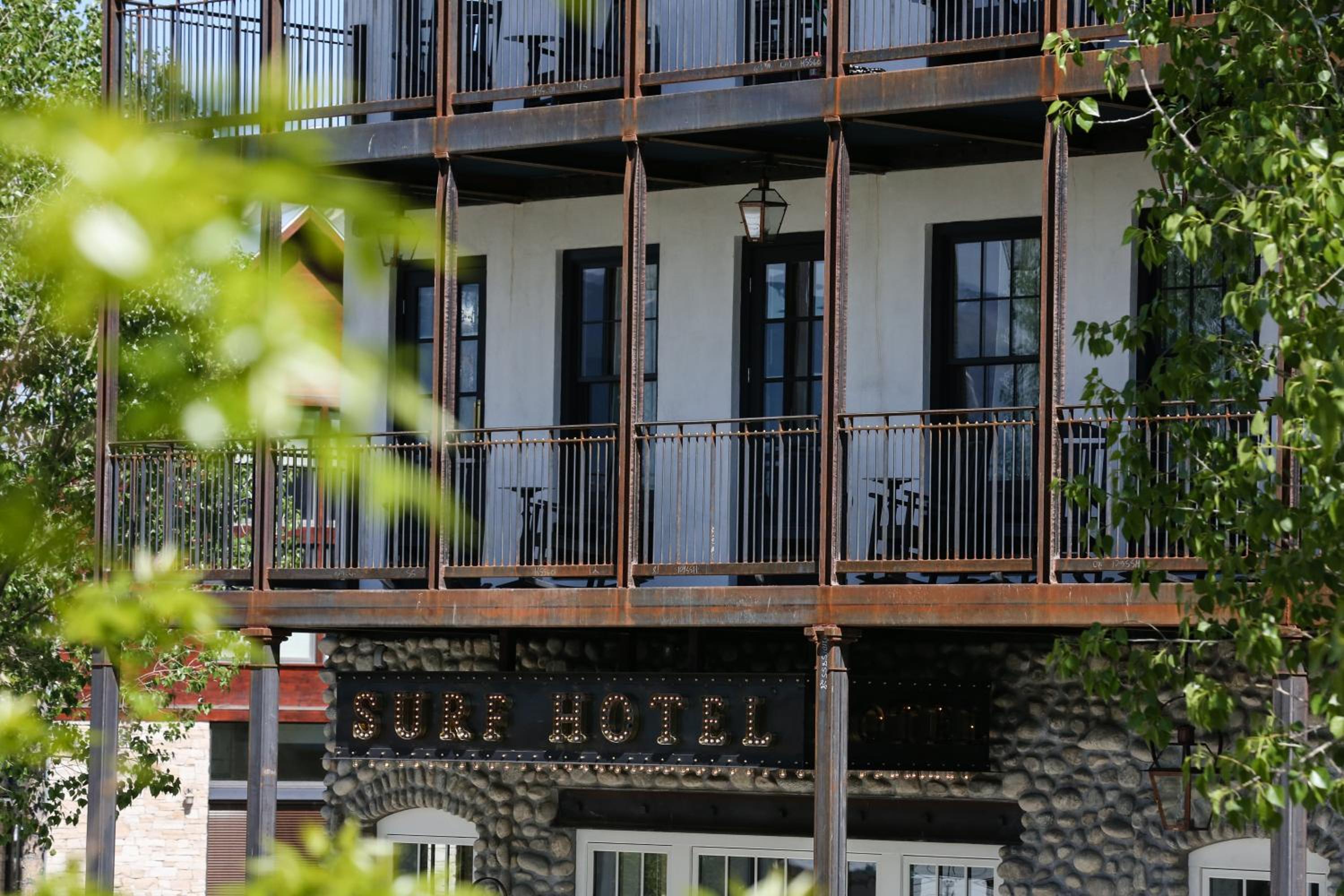 Surf Hotel & Chateau 5/50