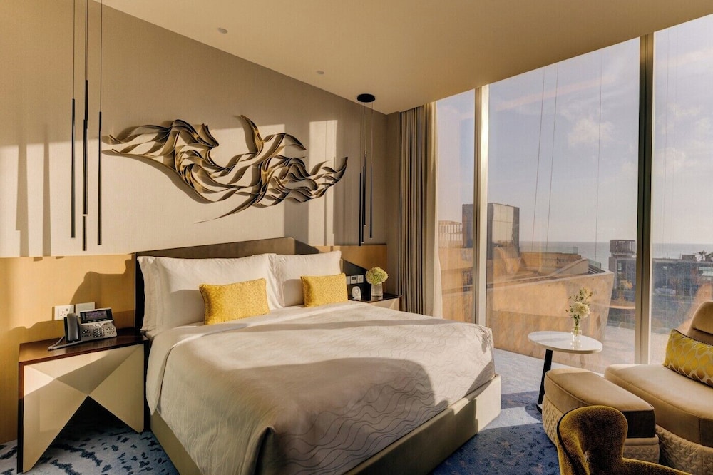 SKYLINE, KING BED