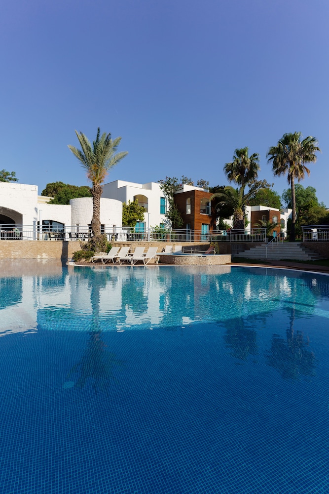 Costa Luvi Hotel 4/26