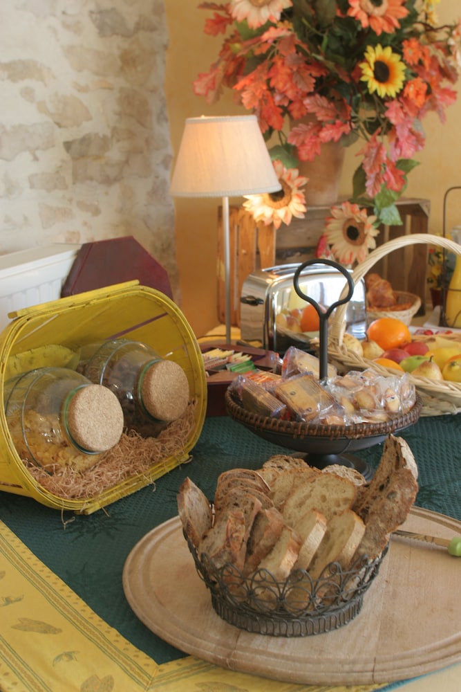 AUBERGE DE TAVEL 8/42