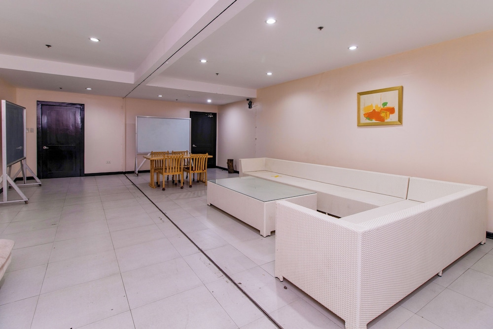 Main Hotel And Suites 47/67