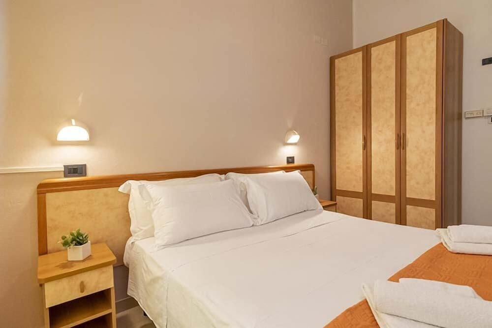 ROOM, DOUBLE BED