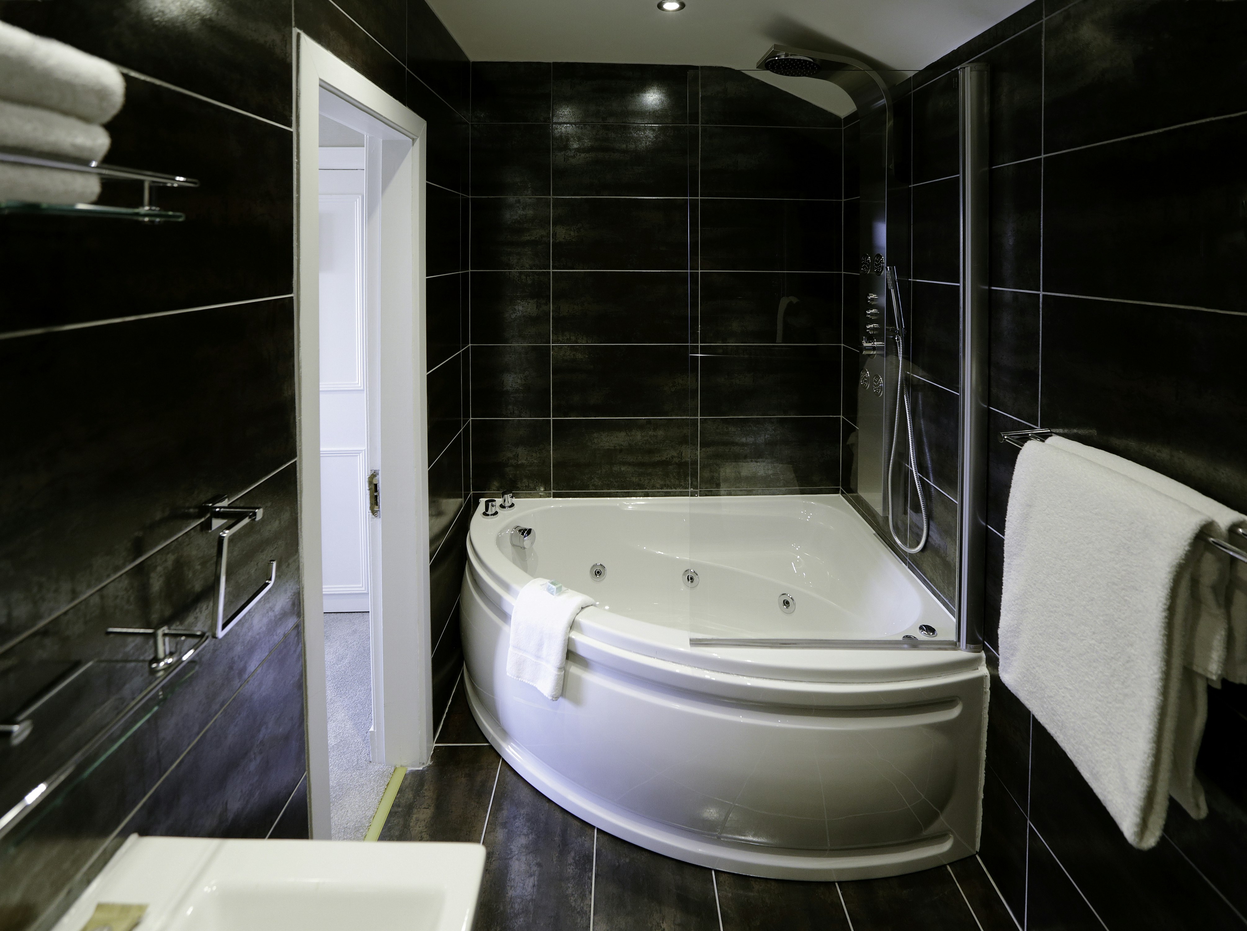 Nira Caledonia Hotel 66/69