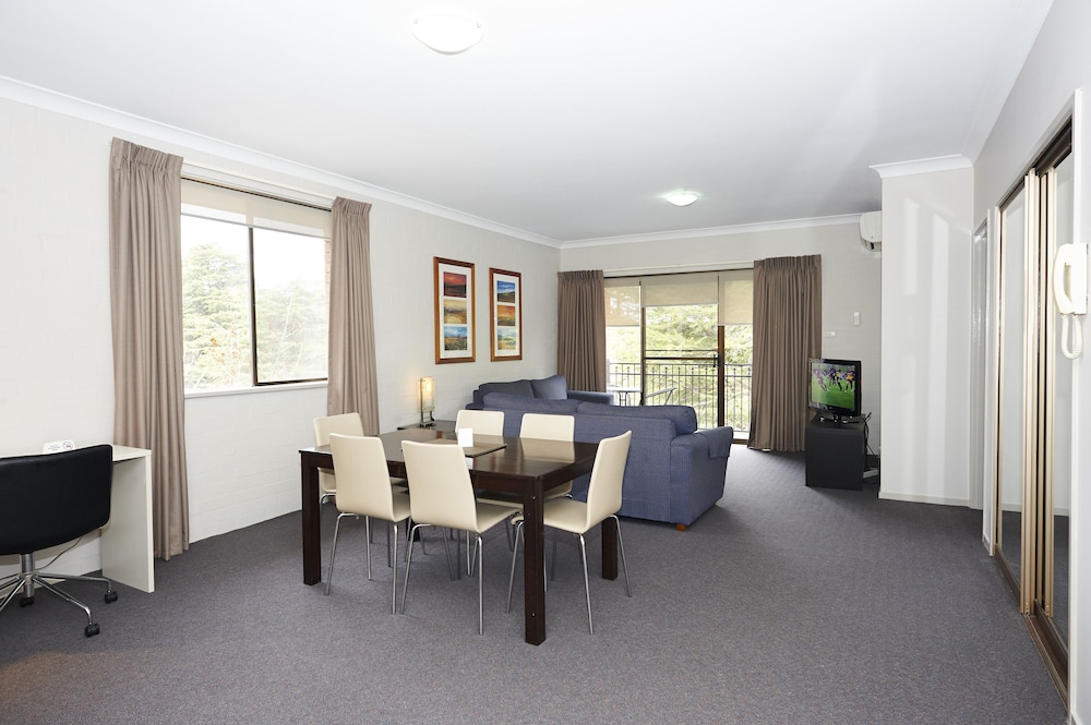OXLEY COURT SERVICED APARTMENTS 31/41