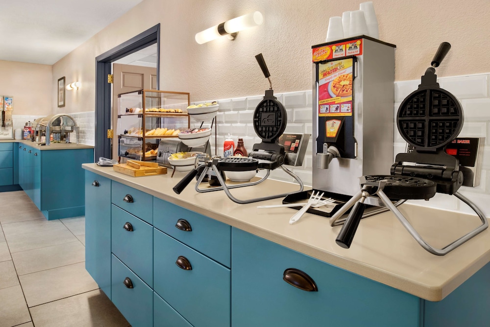 Country Inn & Suites By Radisson, Decorah, IA 34/42