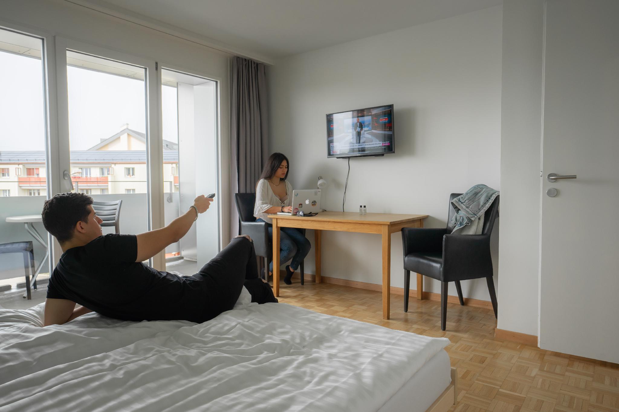 Nyon Hostel 8/26