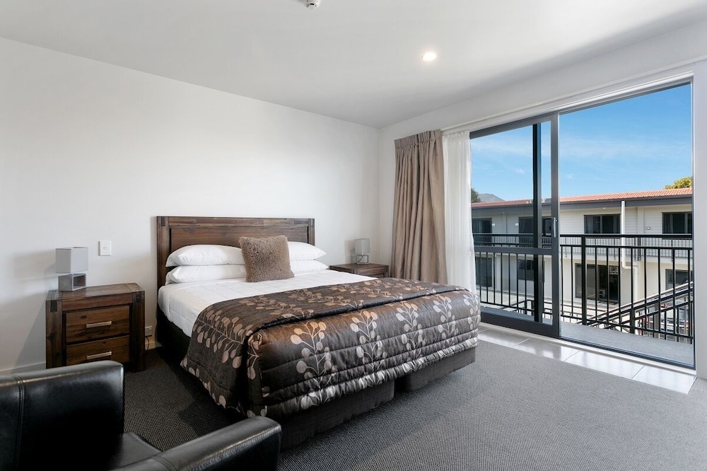 UPSTAIRS, DELUXE, STUDIO, LAKE WING