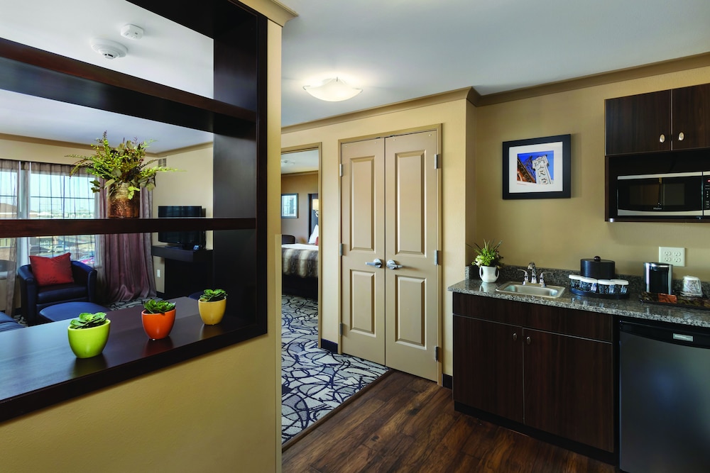 Clubhouse Hotel Fargo 21/36