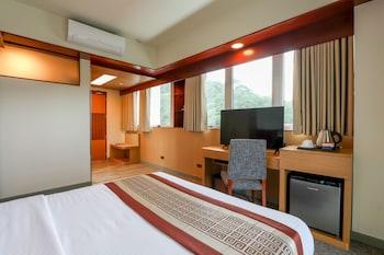 Deluxe, Queen Bed, with View, Corner