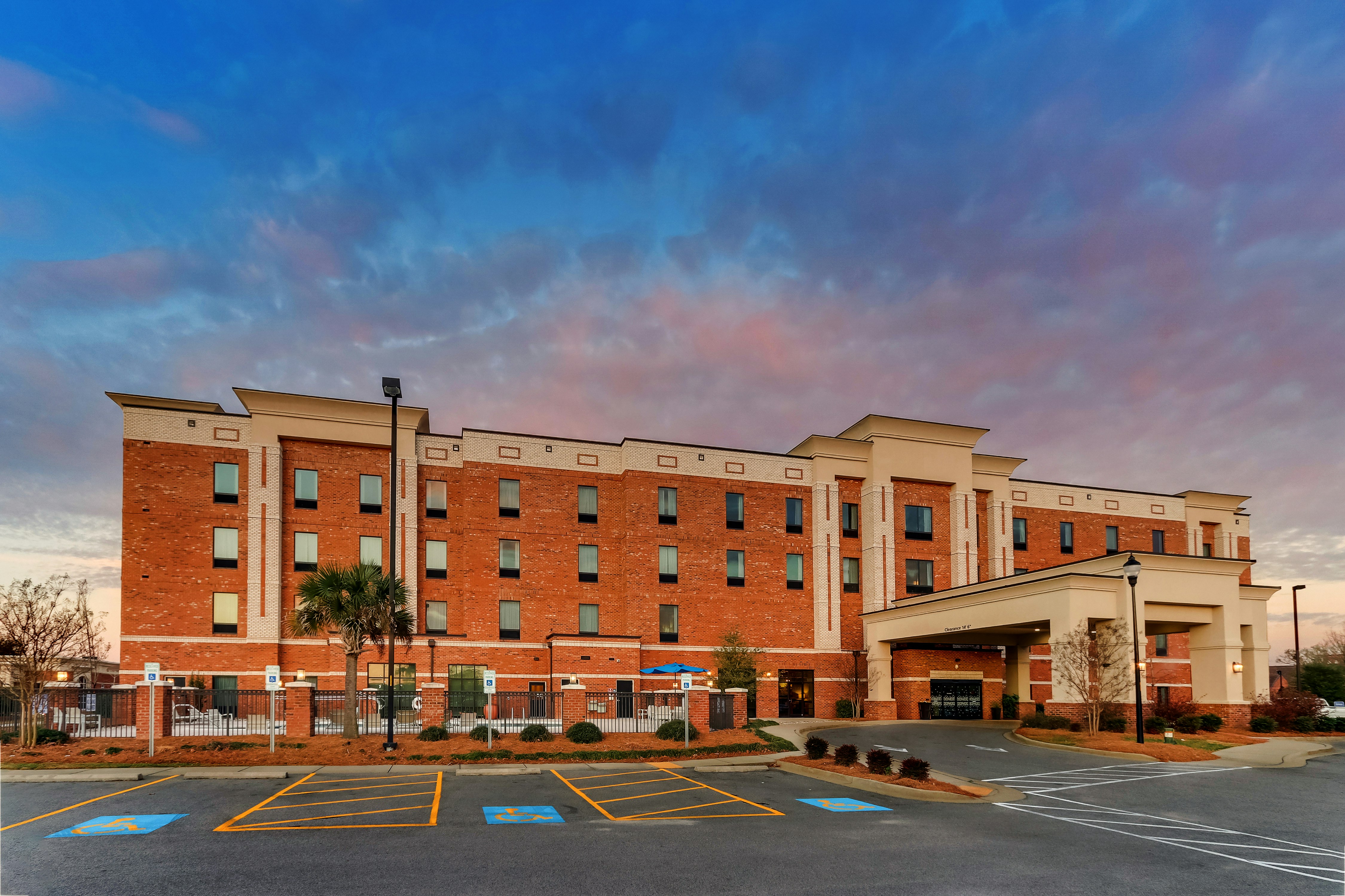 Hampton Inn & Suites Hartsville 7/76