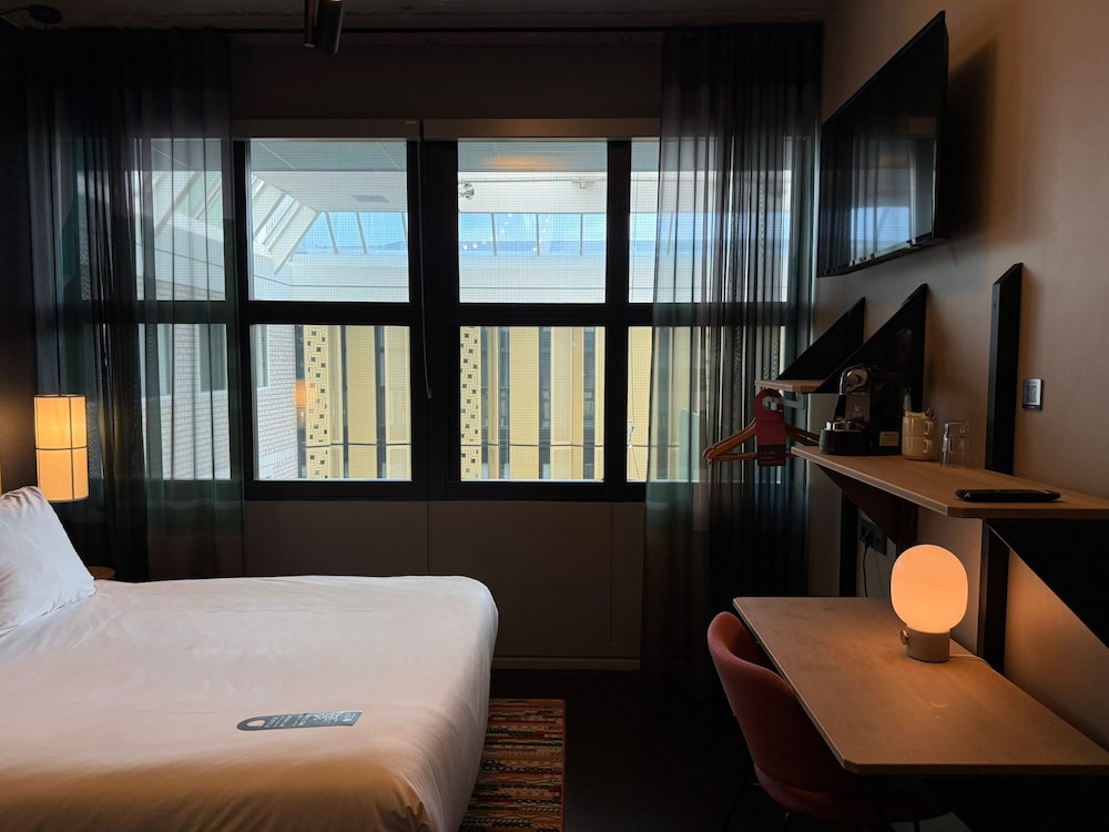 Cozy, Standard, Queen Bed, Atrium View