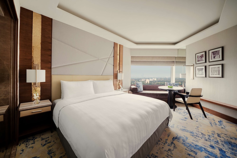DELUXE, KING BED