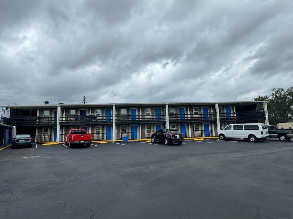 Gator Lodge 24/30