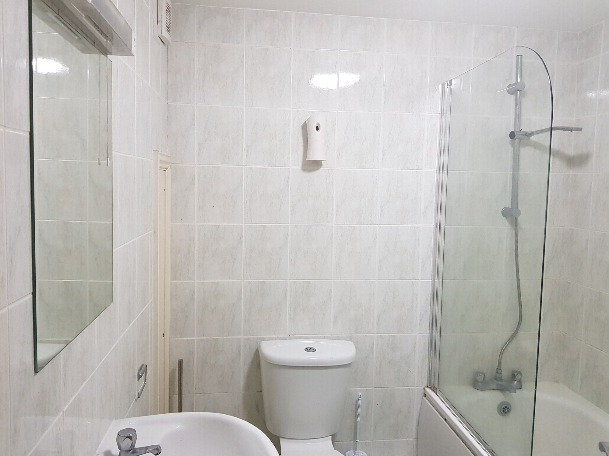غرفة أساسية بسريرين منفصلين بحمام مشترك، Pacific Inn London Heathrow (ex. Essex Inn Hotel) 2/2