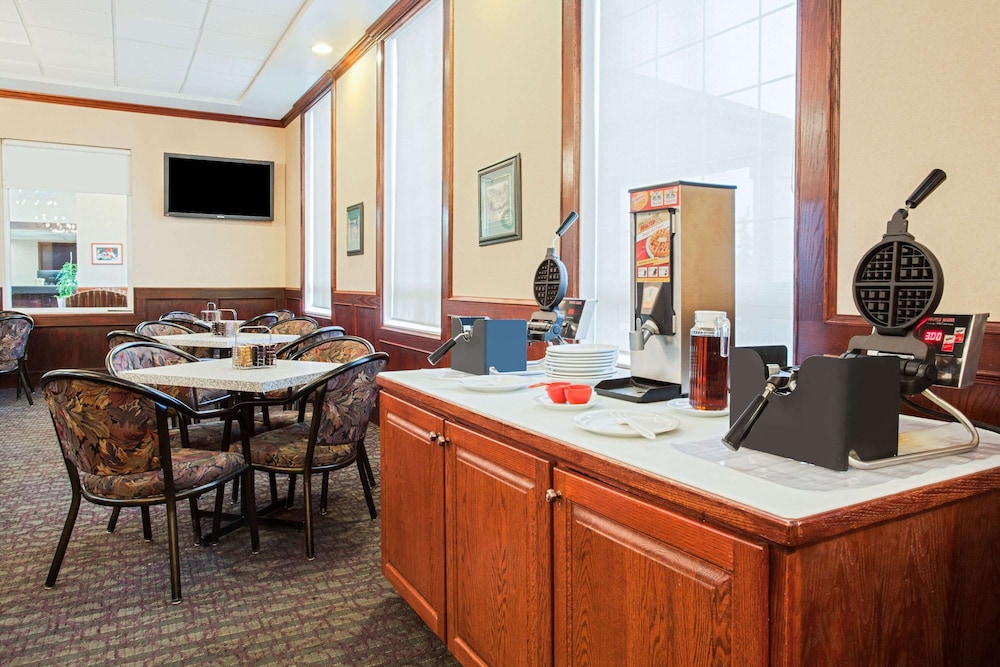 Ramada by Wyndham Red Deer Hotel & Suites 27/36