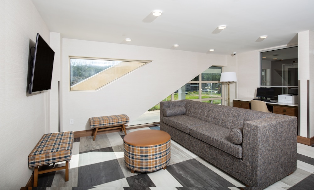 Pomeroy Hotel Fort McMurray 29/50