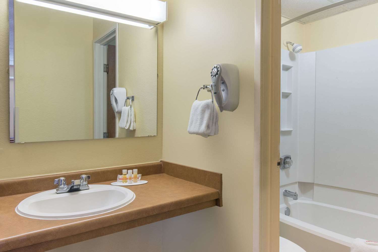 Days Inn by Wyndham Minot 28/30