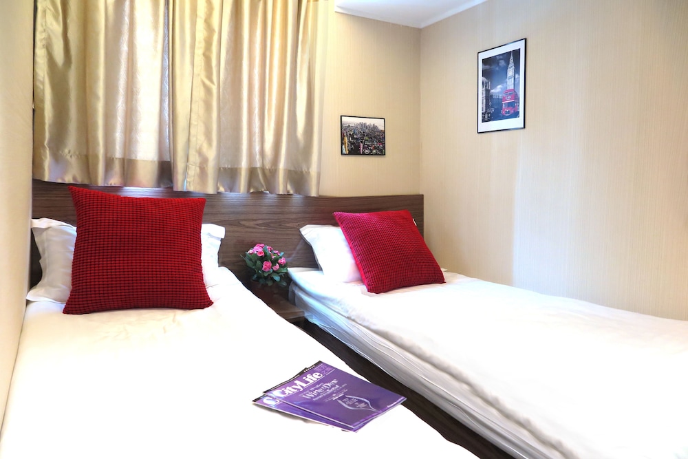 ROOM, TWIN BEDS