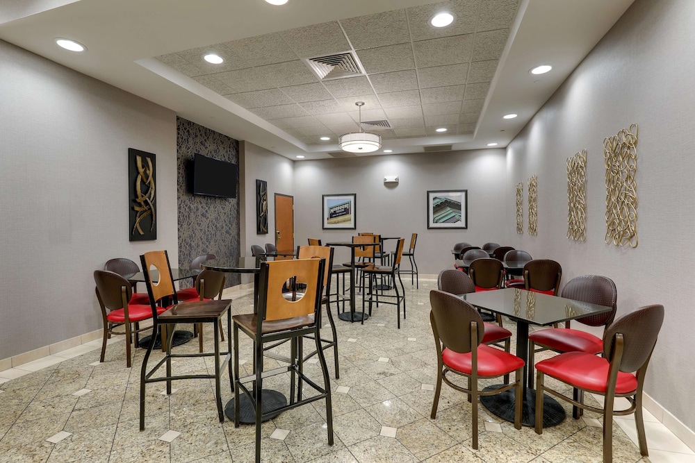 Drury Inn and Suites St. Joseph 37/45