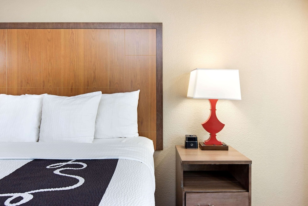 La Quinta Inn & Suites by Wyndham DC Metro Capital Beltway 27/55