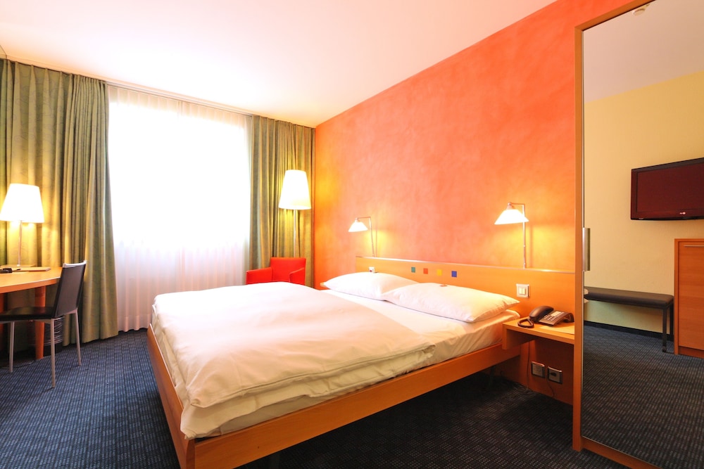 Standard, Single, Queen Bed