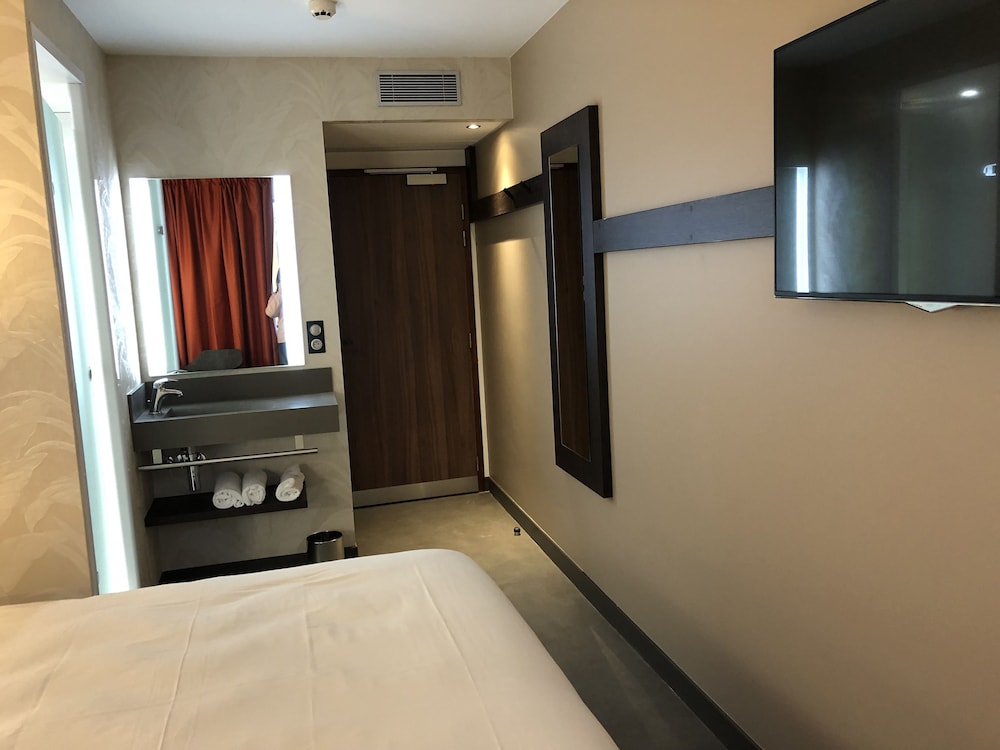 ROOM, DOUBLE BED