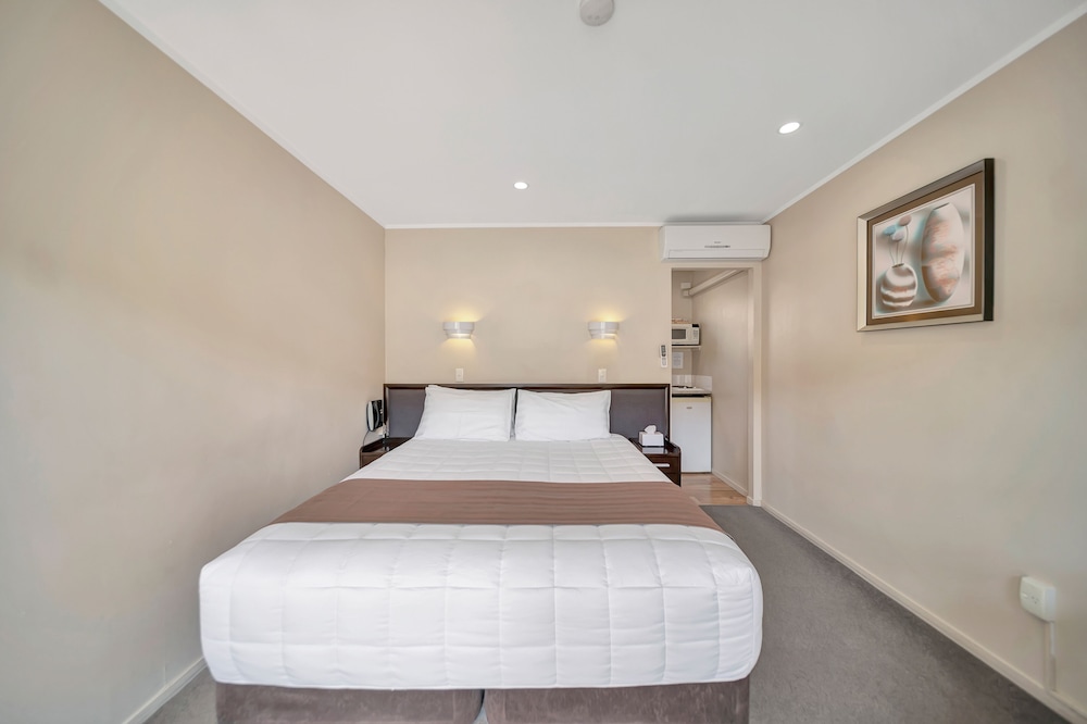 TUDOR COURT MOTOR LODGE 27/70