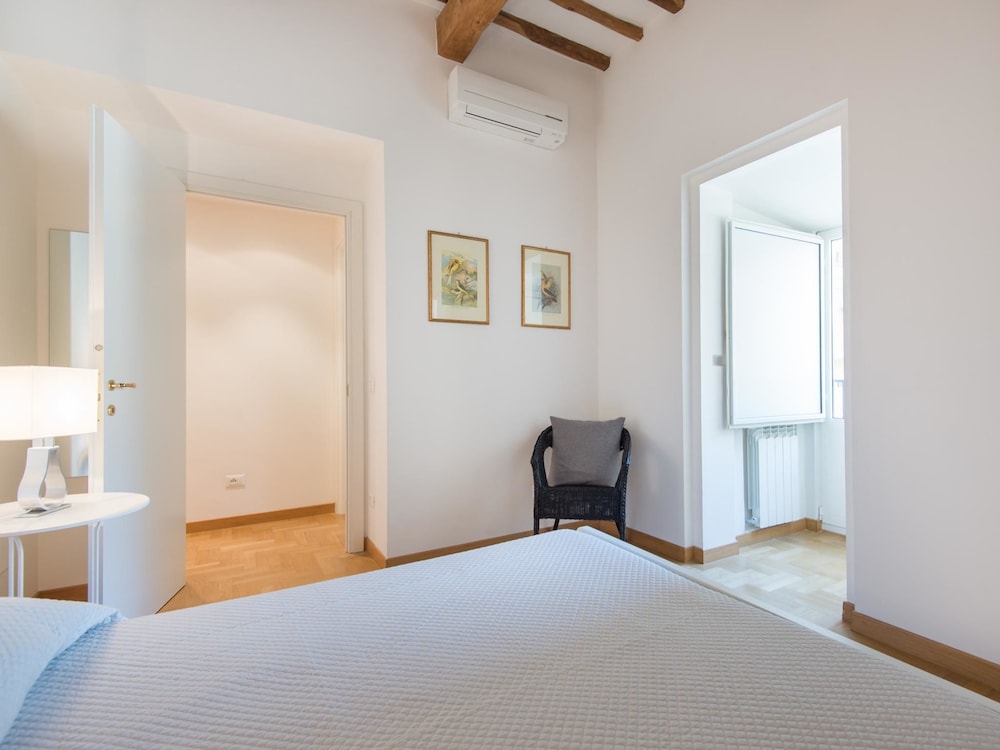 RSH Trevi Fountain Luxury Apartment 9/39