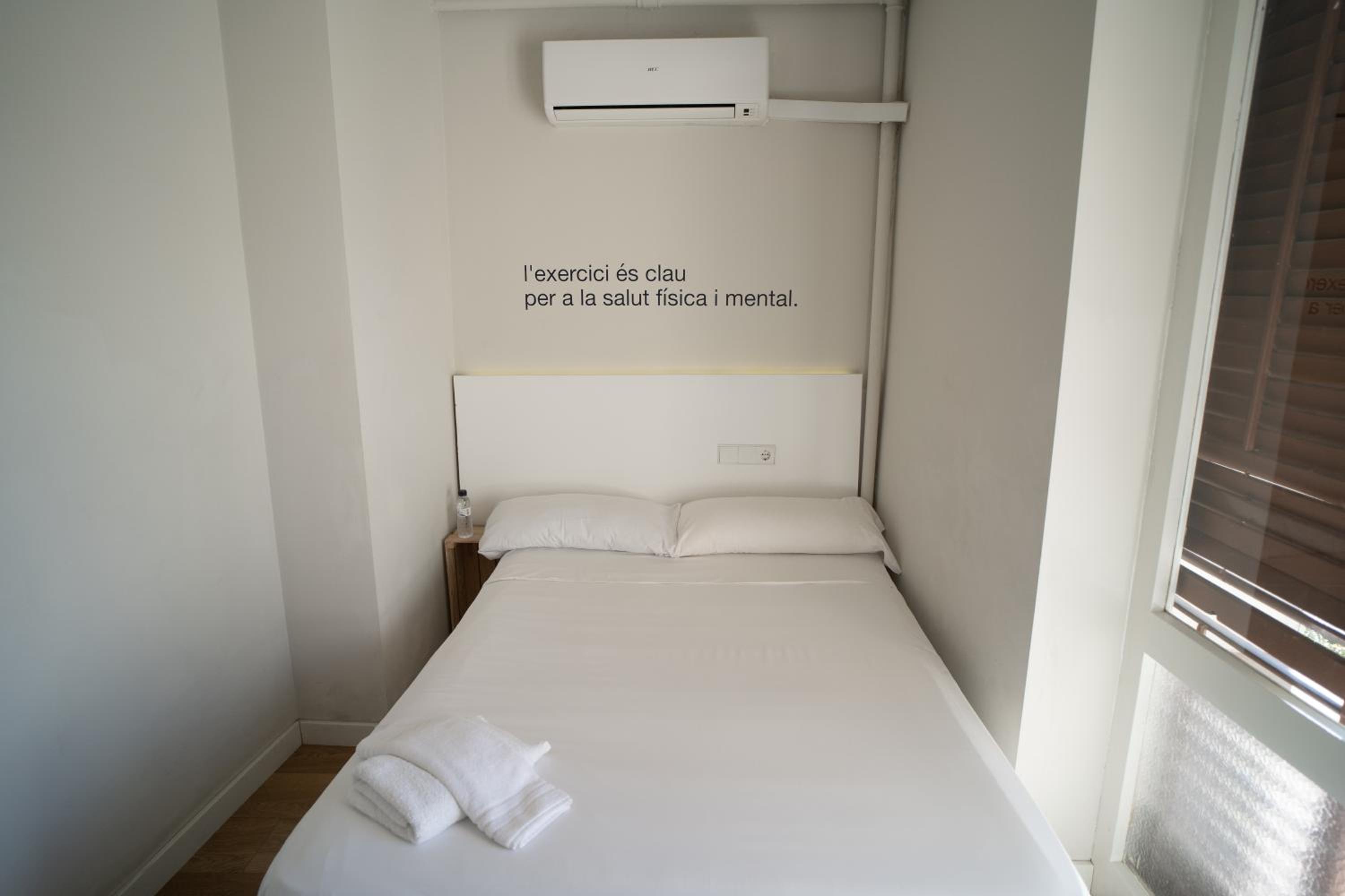 ROOM, SINGLE