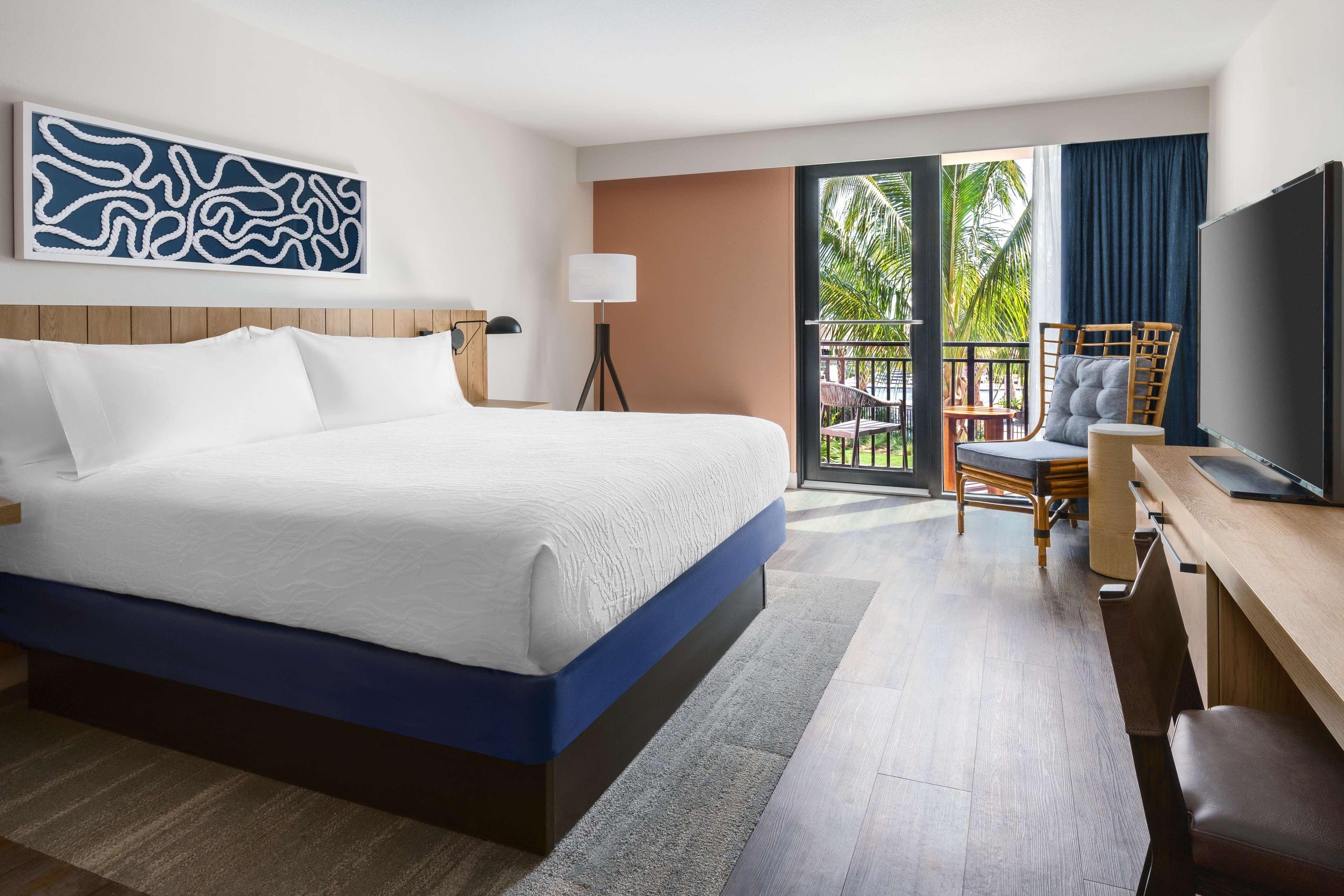 Suite, King Bed, Partial Gulf View, Balcony, Corner