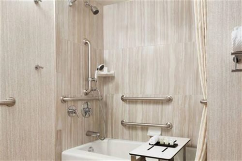 جناح لذوي الإعاقة، Embassy Suites By Hilton San Luis Obispo 2/2